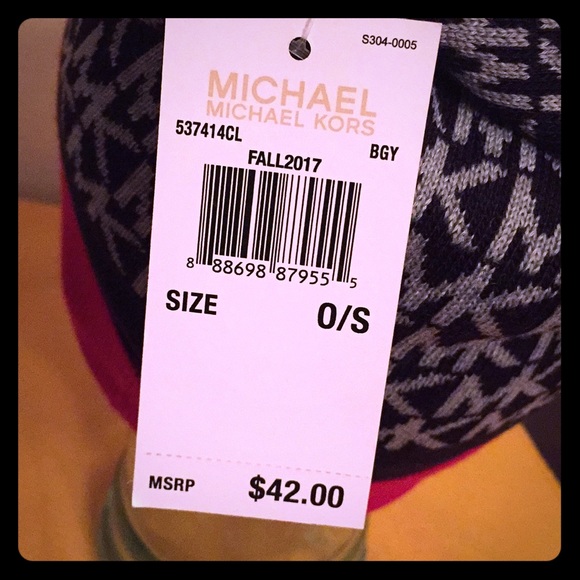 Michael Kors Logo Beanie - Picture 6 of 6